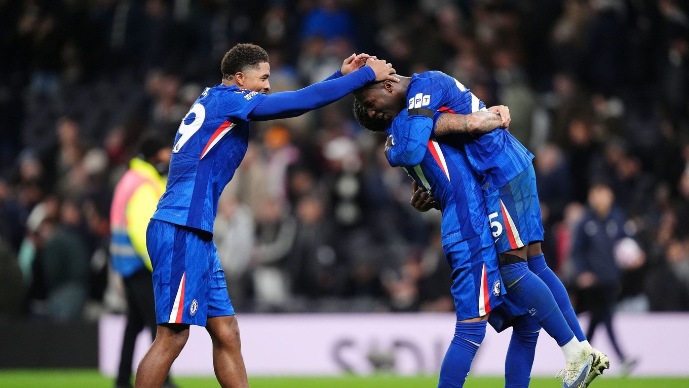 Futbalisti Chelsea oslavujú výhru nad Tottenhamom.