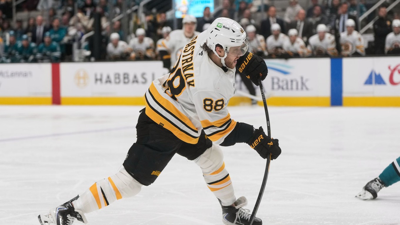 David Pastrňák (88) strieľa v zápase NHL.