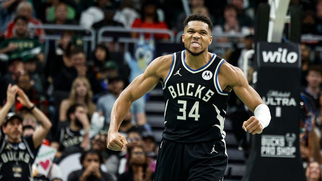Giannis Antetokounmpo sa teší v zápase s Chicago Bulls.