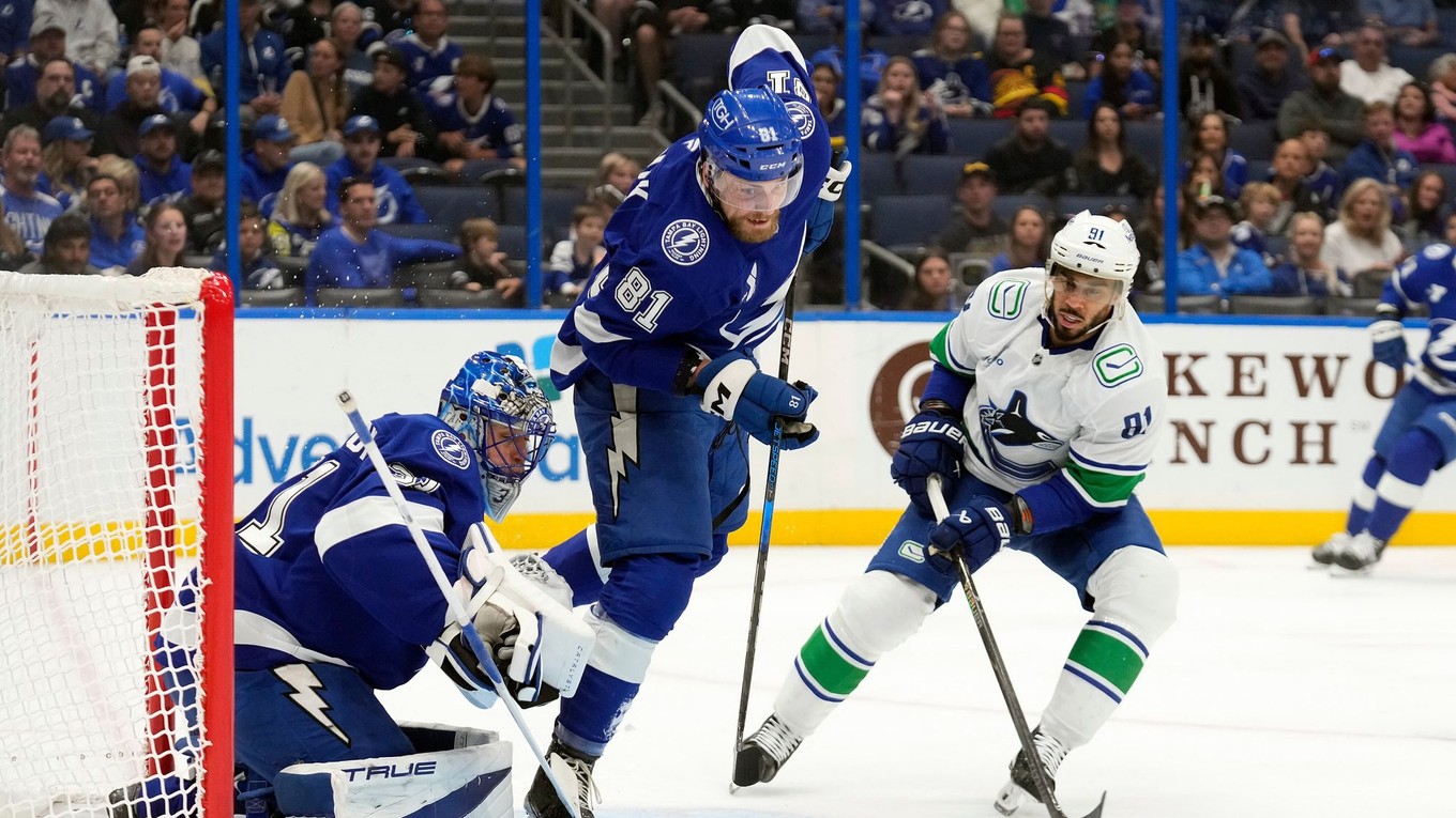 Erik Černák, Evander Kane a Jonas Johansson.