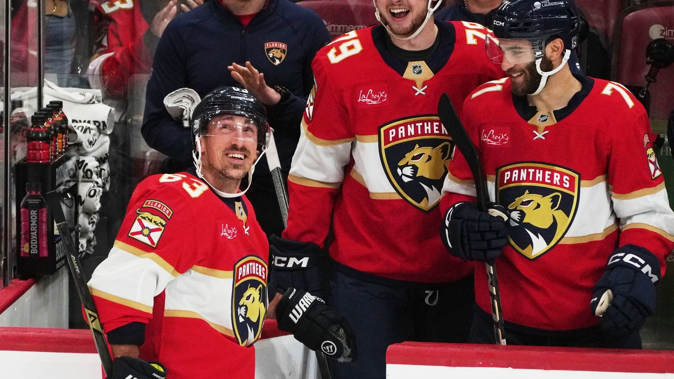 Hráč Floridy Panthers Brad Marchand (63) sa teší zo svojho 1000. bodu v kariére.