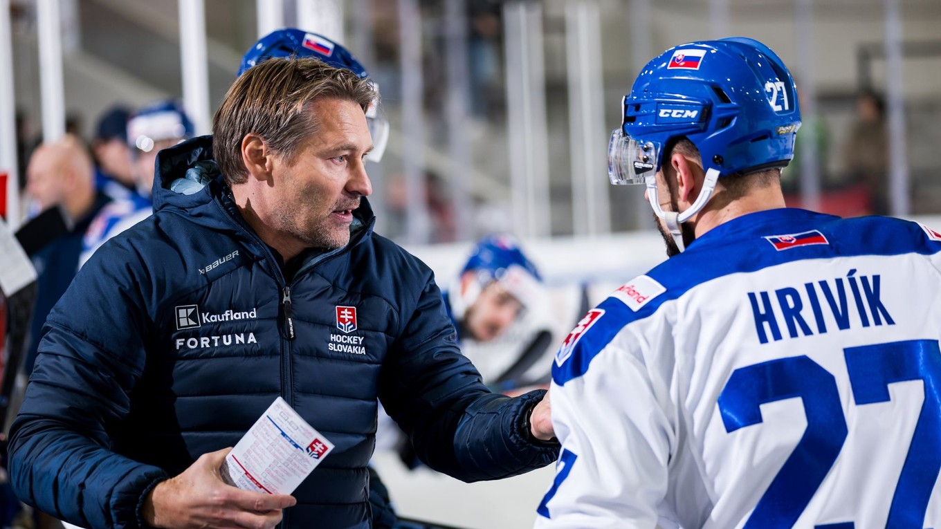 Tréner slovenskej hokejovej reprezentácie Vladimír Országh (vľavo) a útočník Marek Hrivík. 