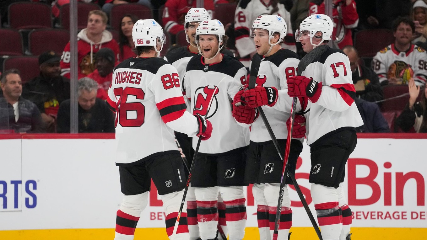 Slovenský obranca v drese New Jersey Devils Šimon Nemec (vpravo) sa teší z gólu,.