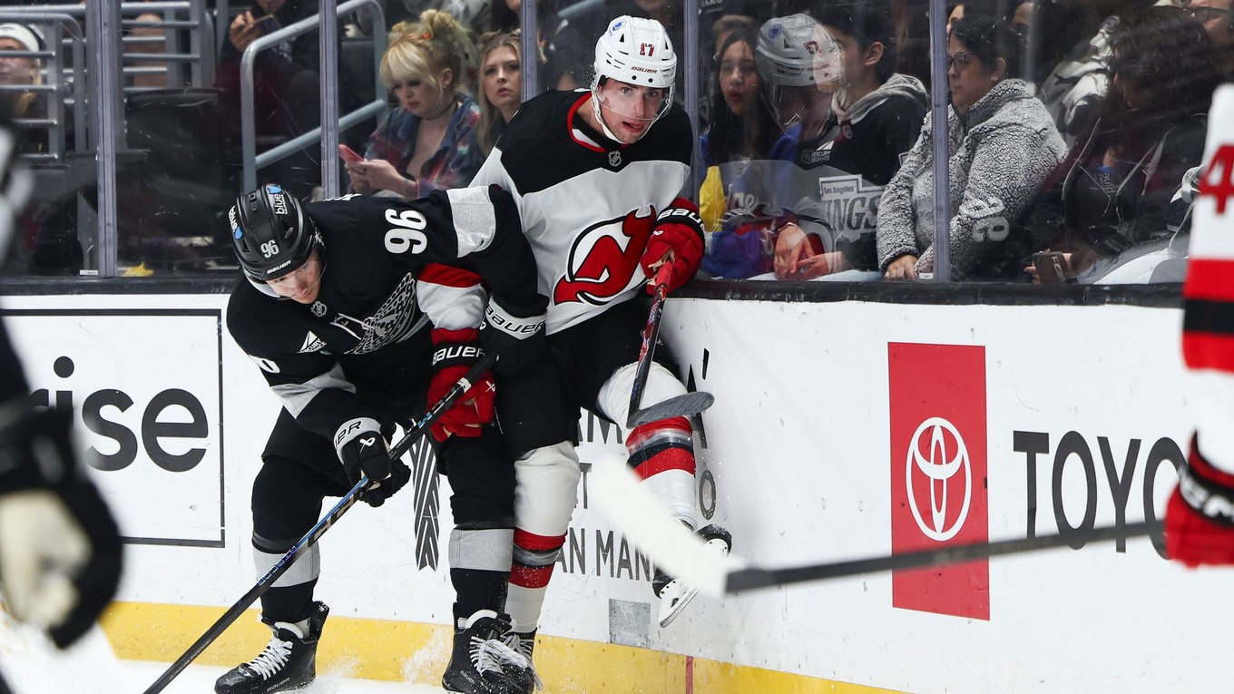 Šimon Nemec (vpravo) z New Jersey Devils a Andrej Kuzmenko (96) z Los Angeles Kings počas zápasu zámorskej NHL Los Angeles Kings - New Jersey Devils.