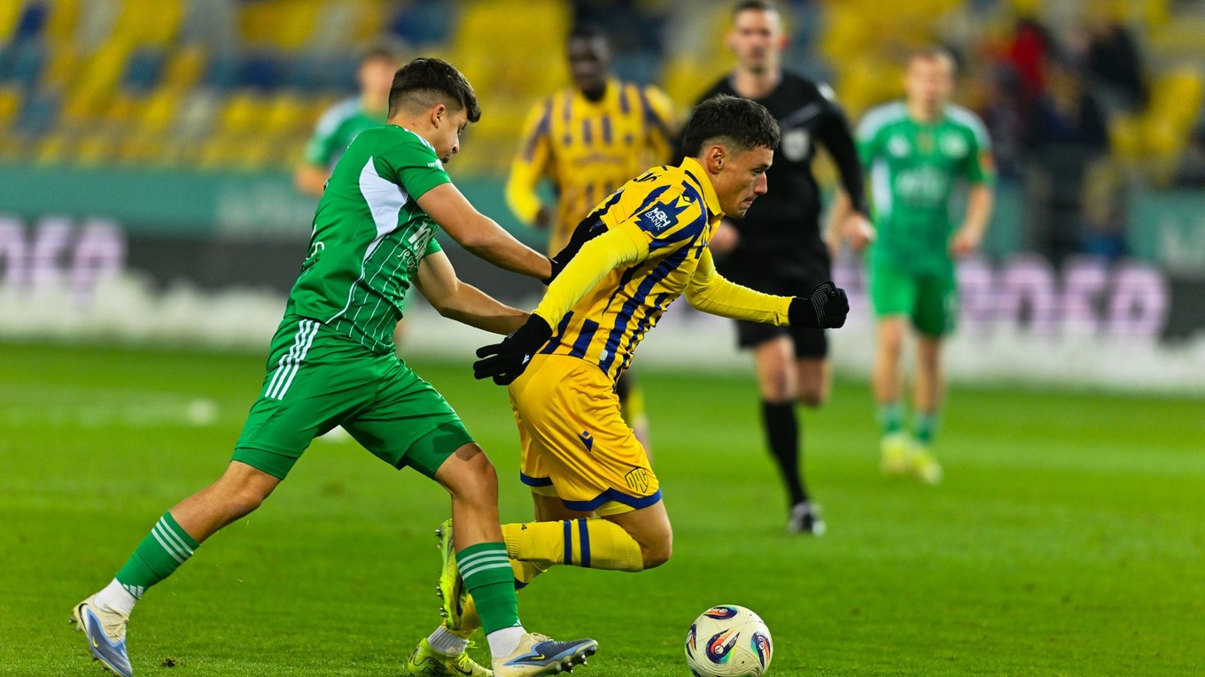 Vpravo hráč tímu FC DAC Damir Redzic a hráč Tatranu Prešov Ioan-Calin Revenco bojujú o loptu v zápase 15. kola Niké ligy  FC DAC 1904 Dunajská Streda - FC Tatran Prešov.