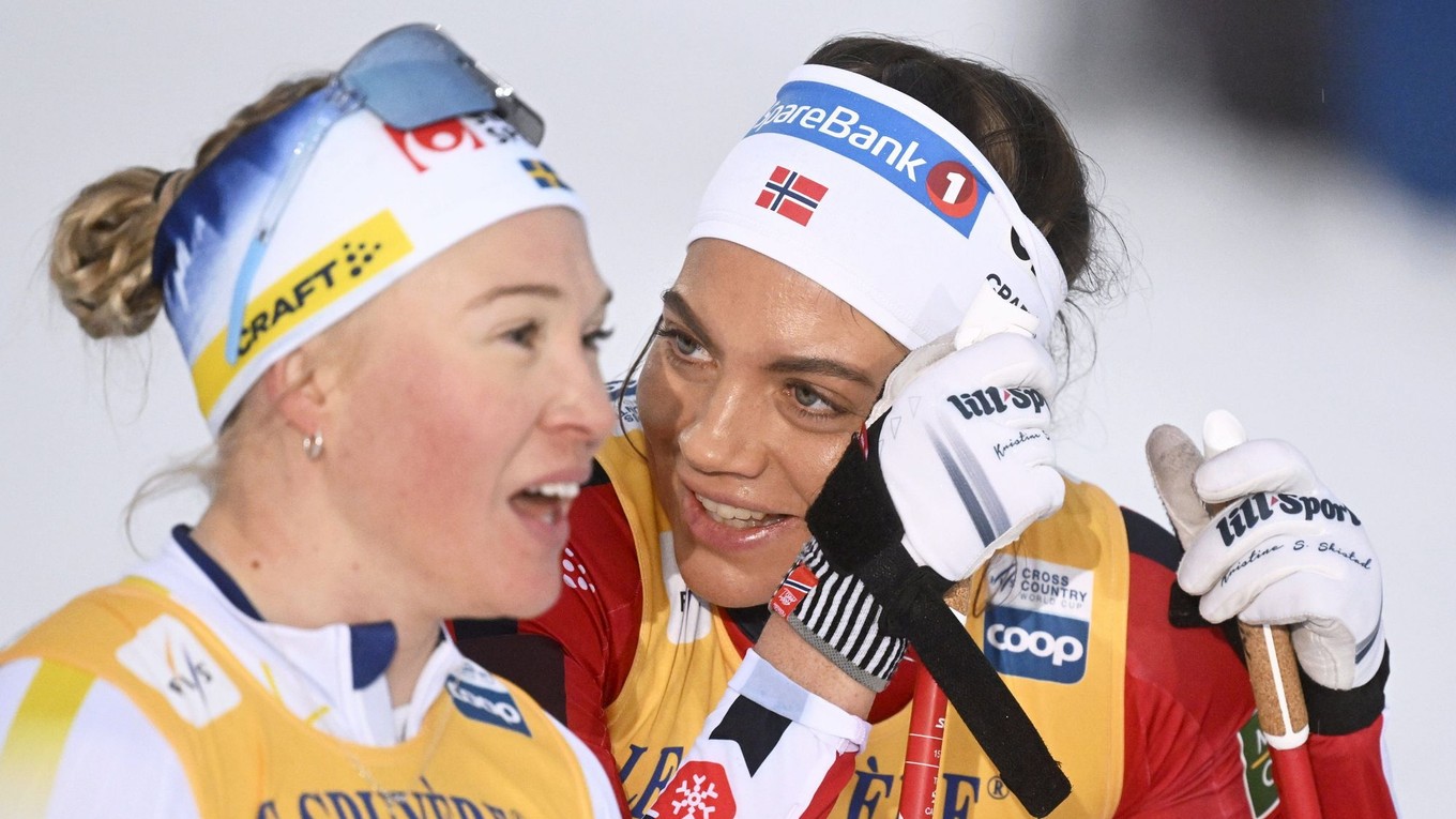 Kristine Stavas Skistadová (vpravo) vyhrala šprint v Ruke vo Svetovom pohári v behu na lyžiach.