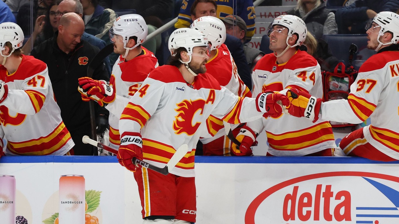 Rasmus Andersson oslavuje gól so spoluhráčmi.