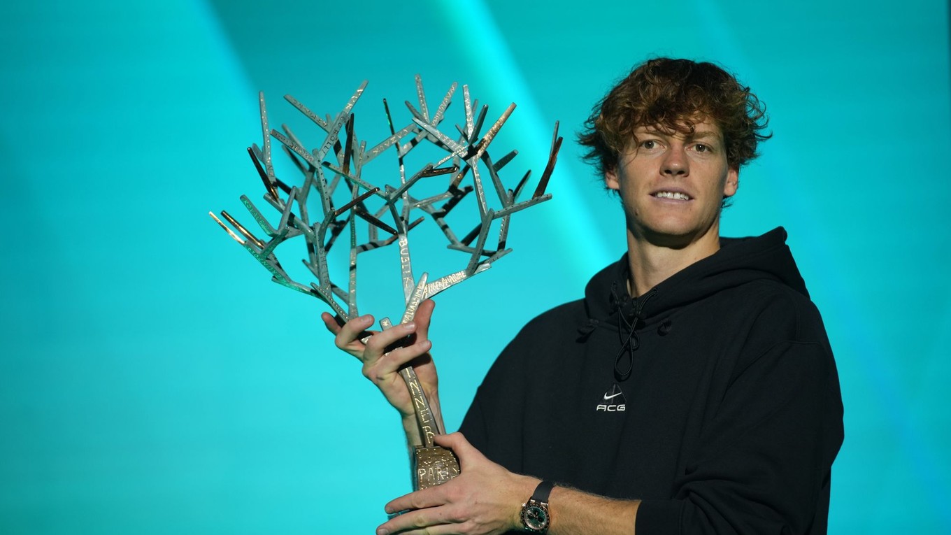 Jannik Sinner drží trofej pre víťaza Paris Masters 1000.