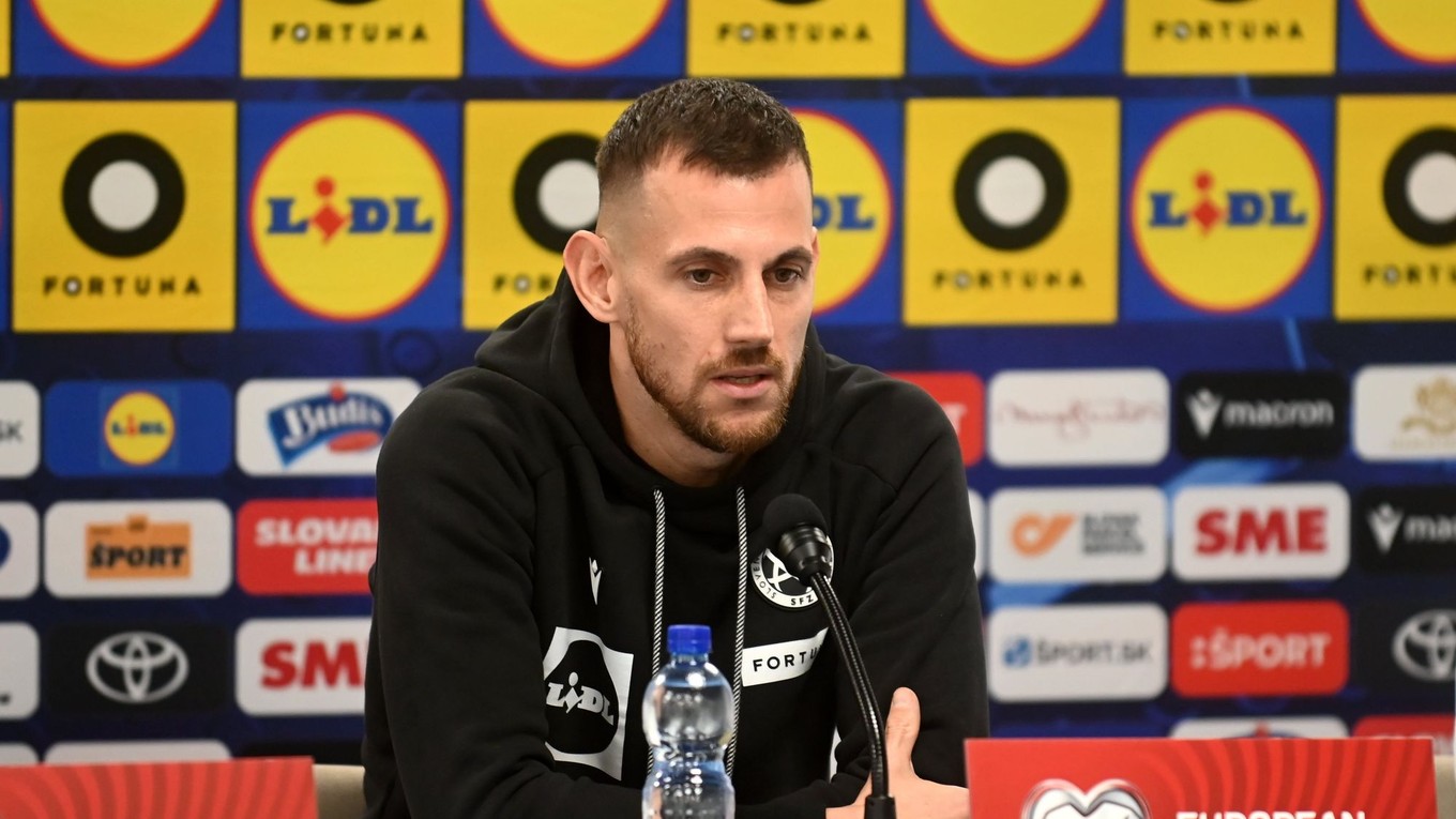 Martin Dúbravka počas tlačovej konferencie slovenskej futbalovej reprezentácie pred zápasom kvalifikácie MS 2026 A-skupiny Slovensko - Severné Írsko.