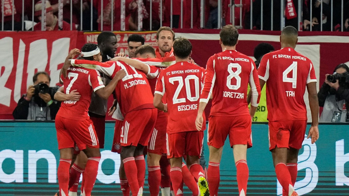 Futbalisti Bayernu Mníchov oslavujú gól.