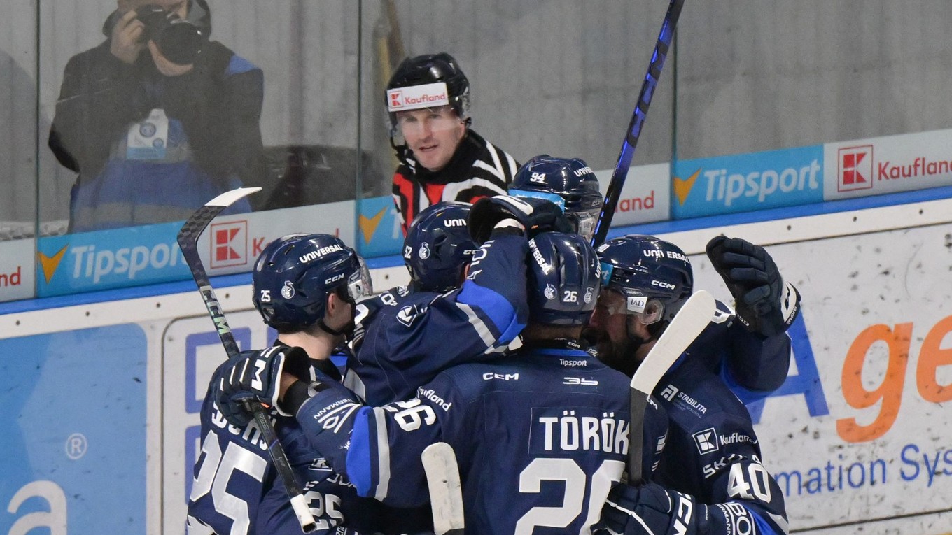 Hráči Popradu sa tešia z úvodného gólu v zápase 19. kola hokejovej Tipsport ligy HK Nitra - HK Poprad.