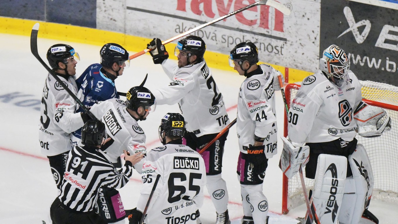 Šarvátka pred bránou Košíc počas zápasu 17. kola hokejovej Tipsport ligy HC Košice – HK Nitra.