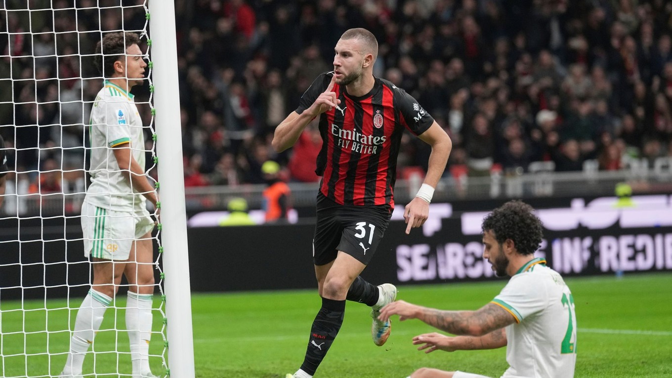 Strahinja Pavlovič oslavuje gól do siete AS Rím.