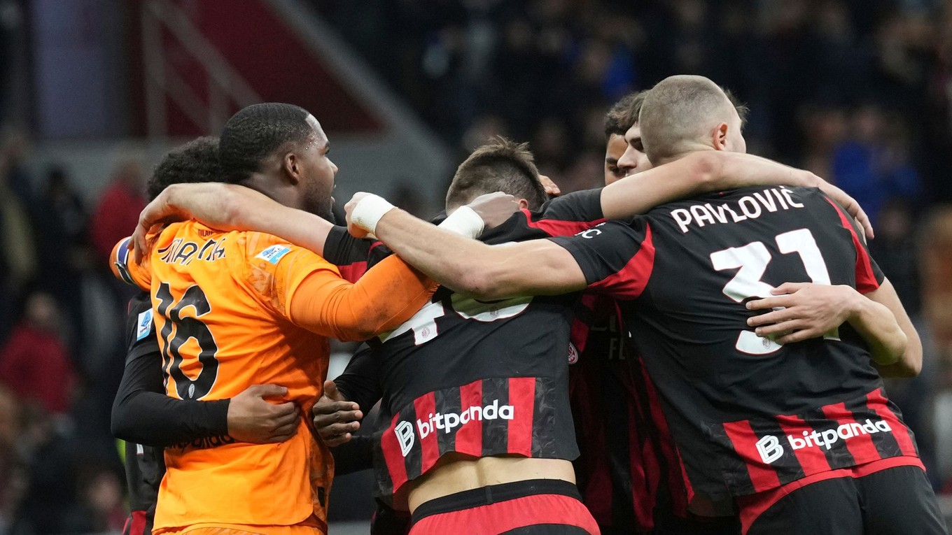 Hráči AC Miláno oslavujú víťazstvo v šlágri nad AS Rím.