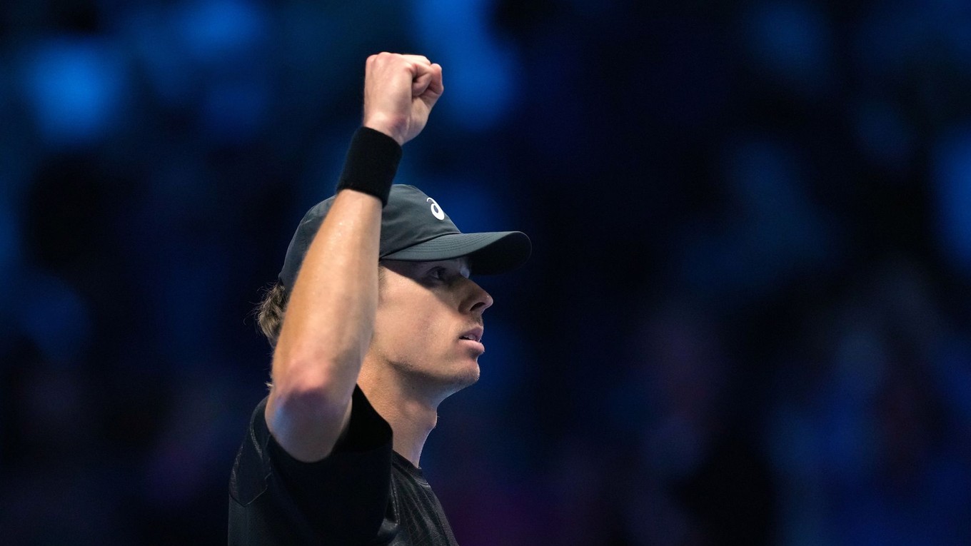 Alex de Minaur oslavuje víťazstvo nad Talyorom Fritzom.