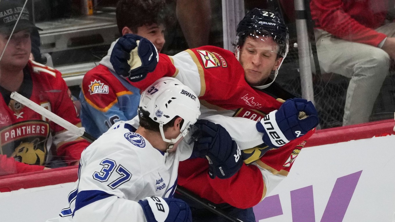 Eetu Luostarinen (Florida) a Yanni Gourde (Tampa Bay) počas bitky.