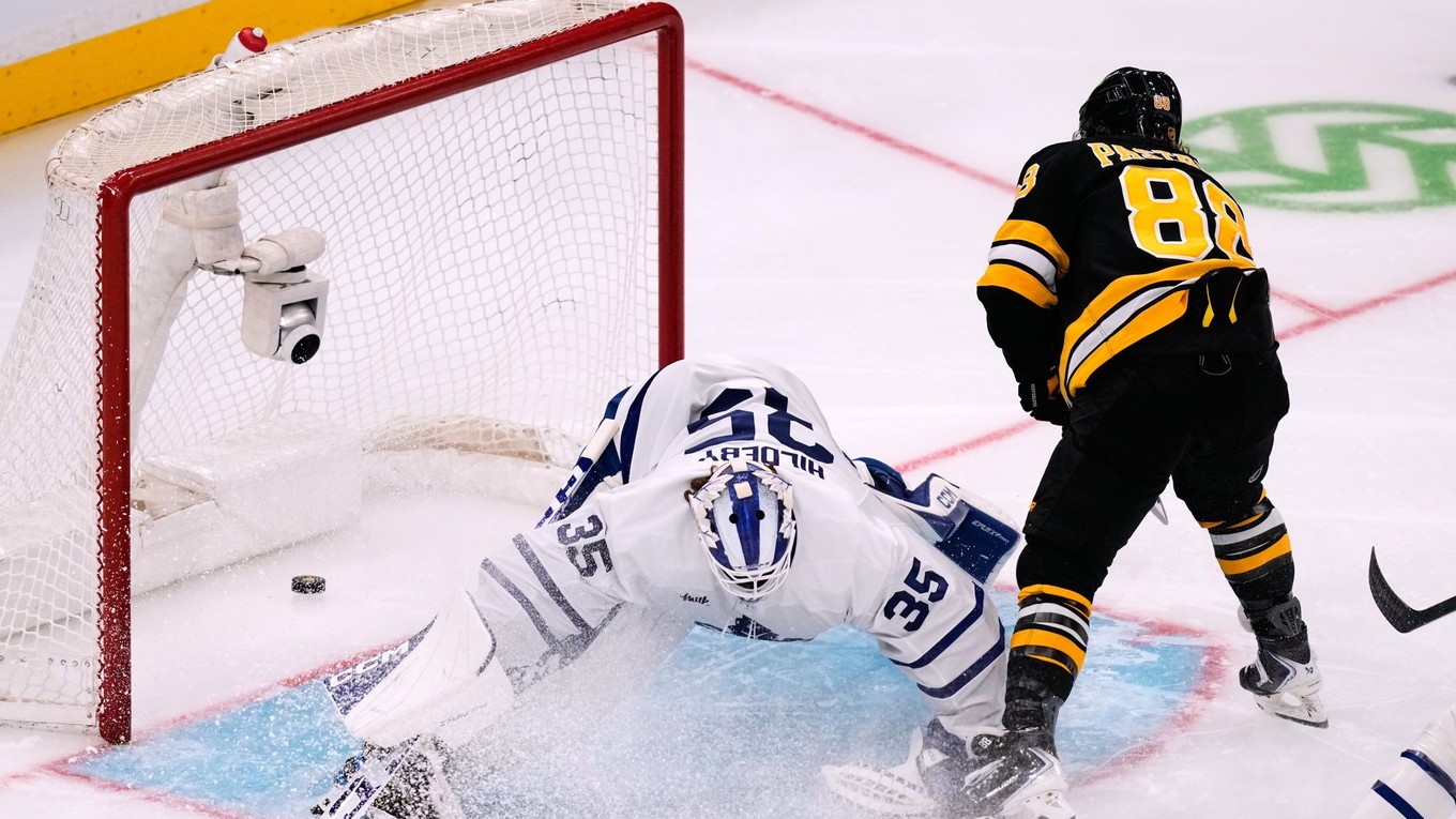 Na snímke brankár Toronta Maple Leafs  Dennis Hildeby, ktoré prekonáva hokejista Bostonu Bruins David Pastrňák a strelia svoj 400. gól v kariére.