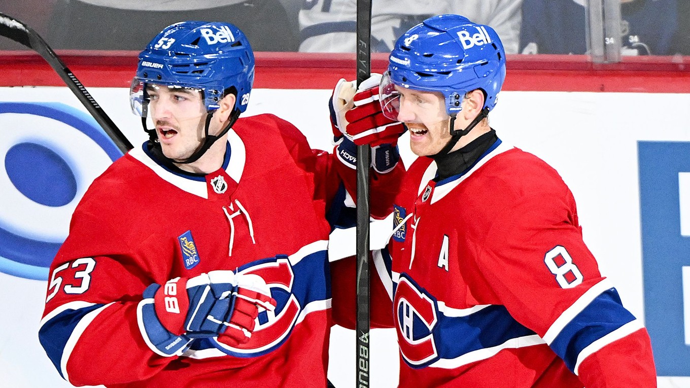 Noah Dobson (53) a Mike Matheson (8) oslavujú gól v zápase NHL