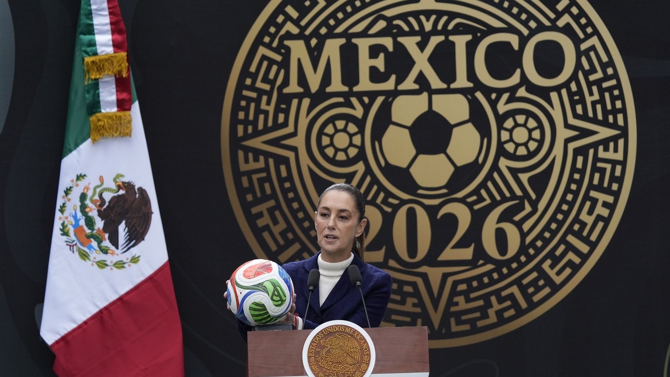 Mexická prezidentka Claudia Sheinbaumová drží futbalovú loptu.