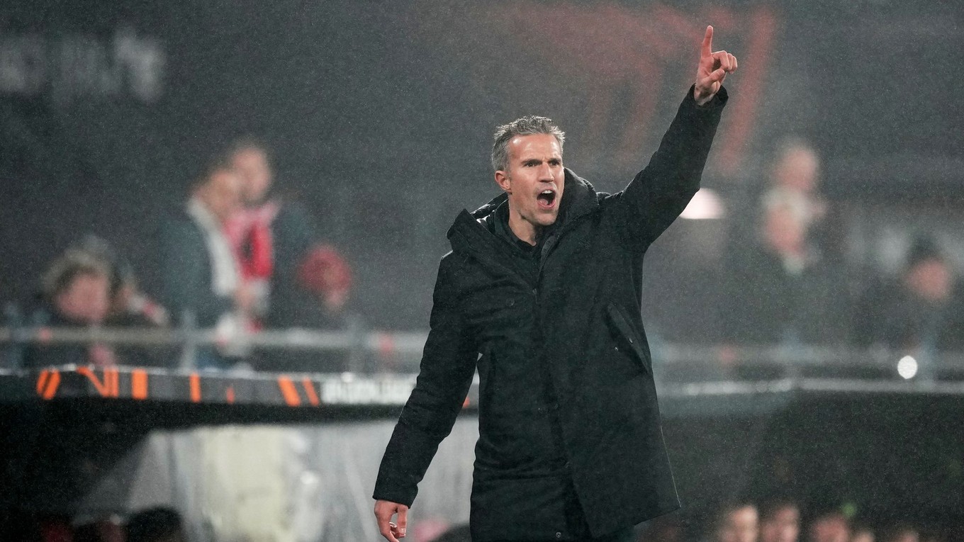 Tréner Feyenoordu Robin van Persie počas zápasu Európskej ligy proti Celticu.