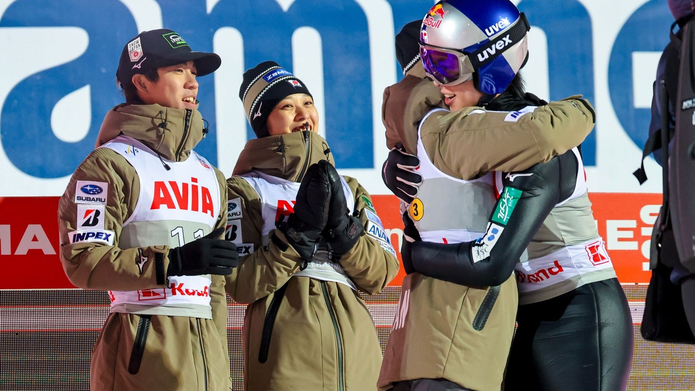 Tím Japonska oslavuje víťazstvo.