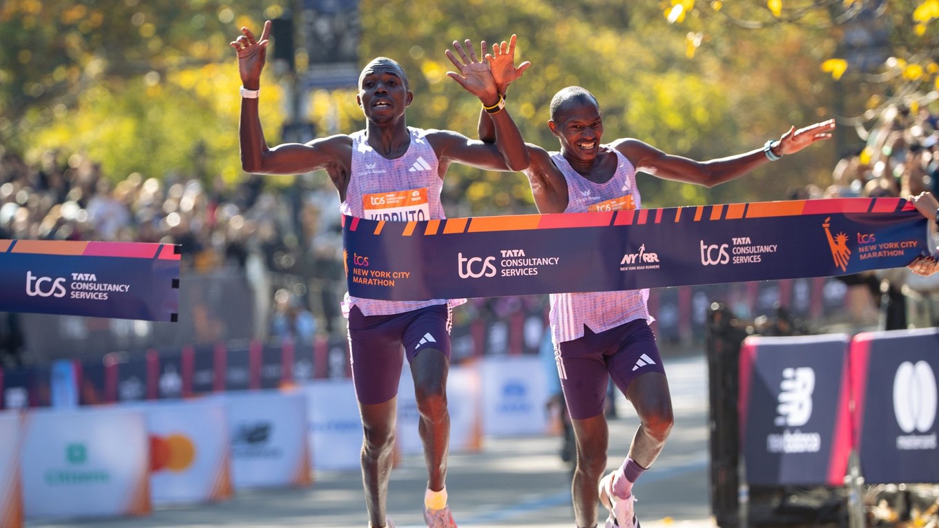 Benson Kipruto a Alexander Mutiso v závere Newyorského maratónu.