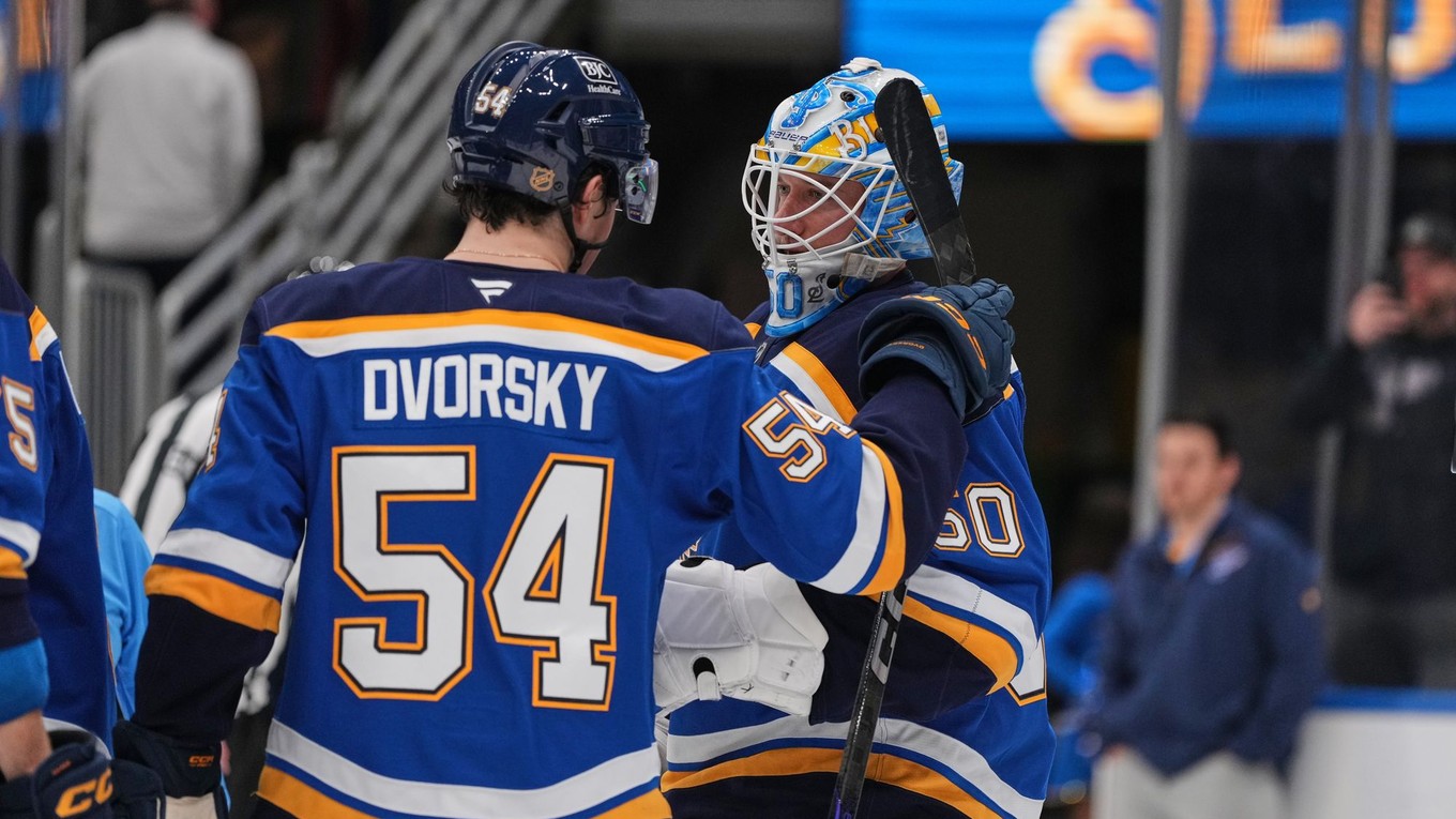 Dalibor Dvorský oslavuje gól v zápase NHL.