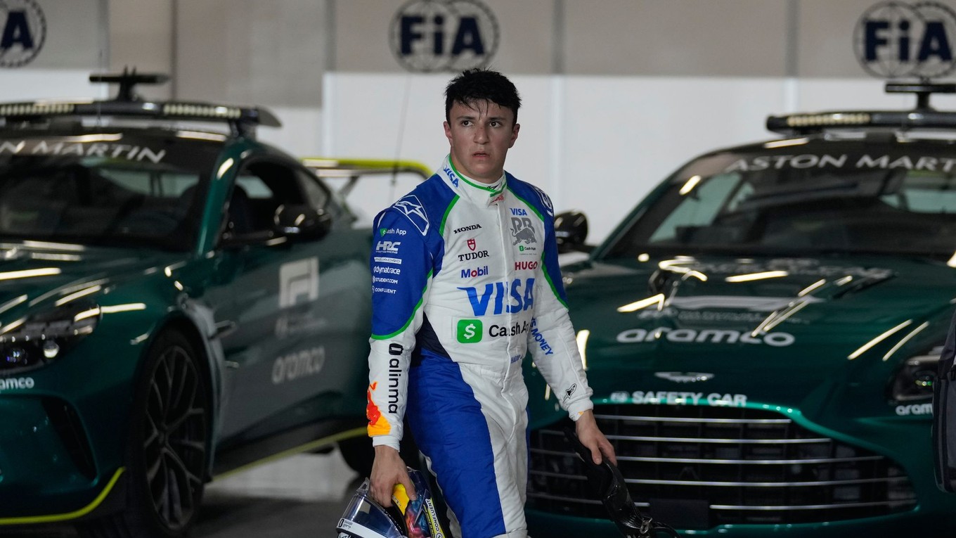 Isack Hadjar (Racing Bulls) z Francúzska prechádza boxovou uličkou počas kvalifikácie na šprint na Veľkej cene Kataru.