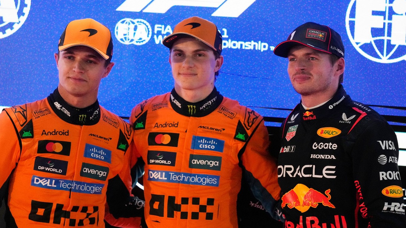 Zľava Lando Norris, Oscar Piastri a Max Verstappen.