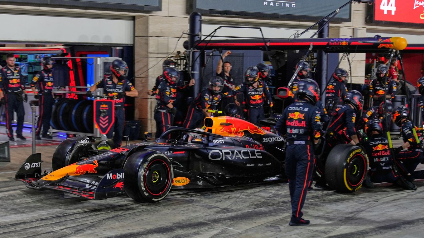 Japonský jazdec Júki Cunoda vo farbách tímu Red Bull Racing.