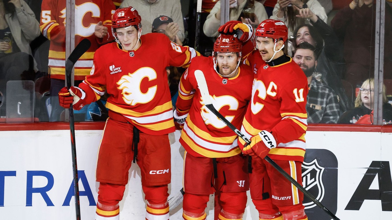 Útočník Blake Coleman (center) oslavuje svoj gól so spoluhráčmi Samom Honzekom (vľavo) a Mikaelom Backlundom (vpravo).