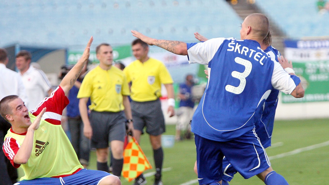 Škrtel oslavuje gól s náhradníkom Filipom Šebom (Vľavo). Slovensko zdolalo Severné Írsko 2:1.