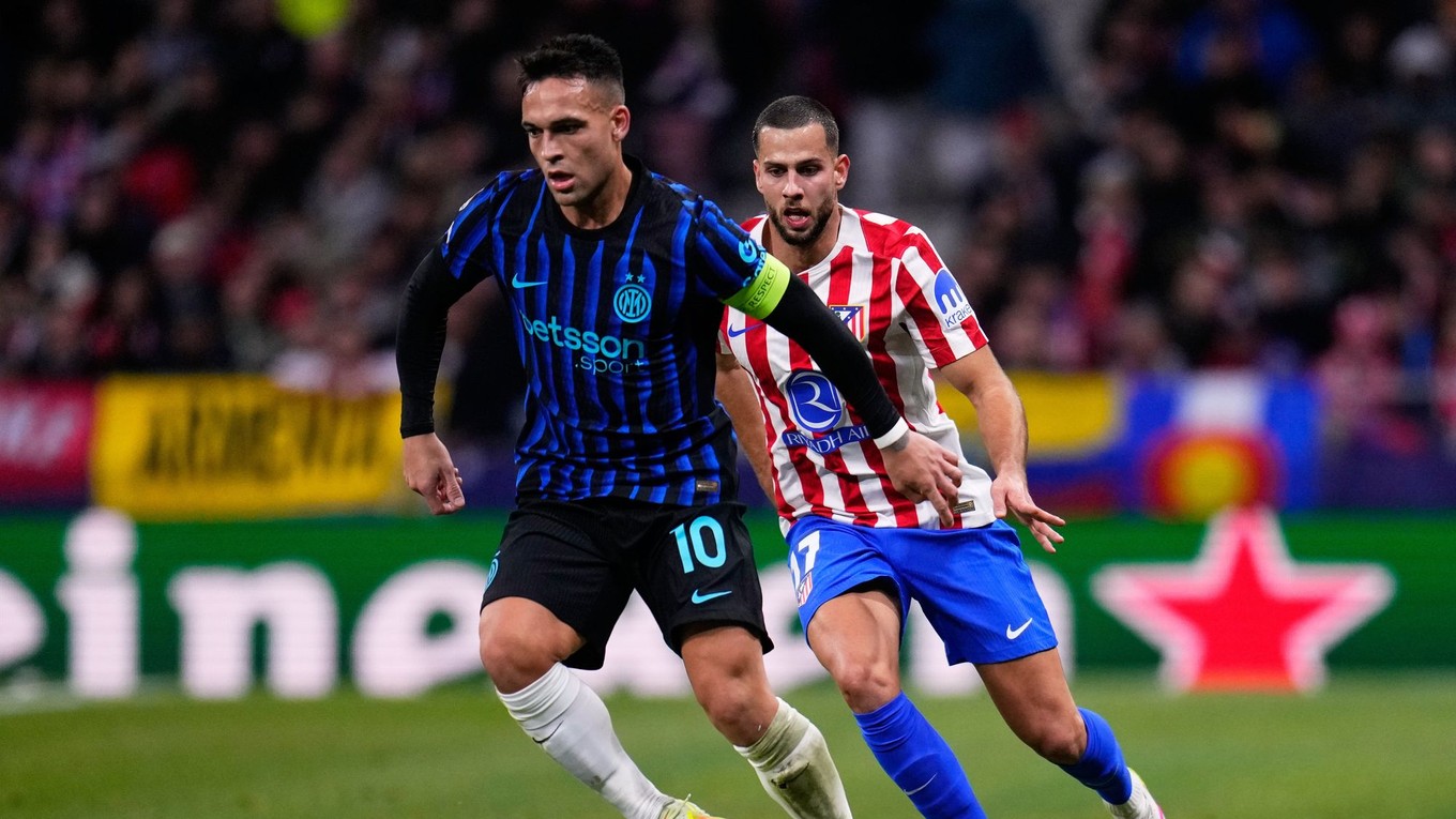 Lautaro Martinez v súboji so slovenským obrancom Dávidom Hanckom. 