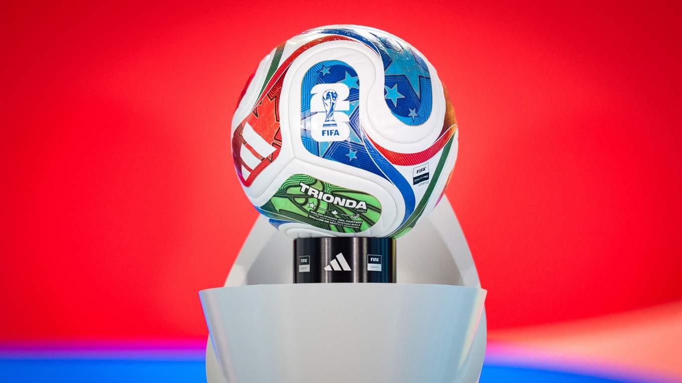 Oficiálna futbalová lopta MS 2026 s názvom Trionda.