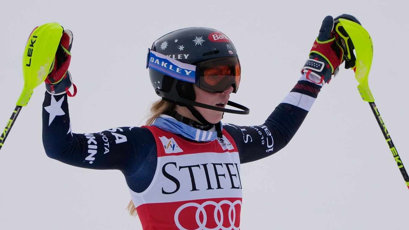 Američanka Mikaela Shiffrinová oslavuje po víťazstve ženského slalomu v Copper Mountain.