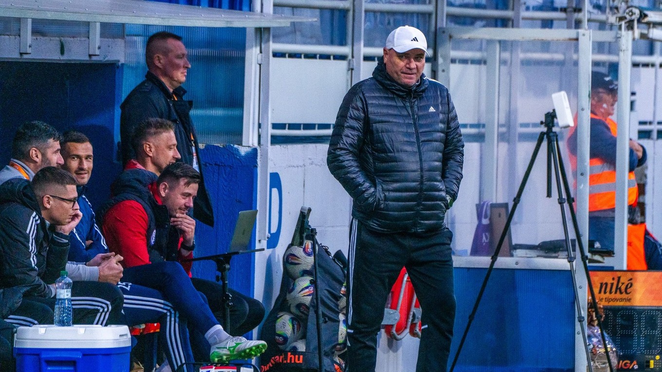 Hlavný tréner Komárna Mikuláš Radványi, na lavičke sú jeho asistenti Kornel Saláta (druhý sprava) a Ján Novota (druhý zľava).