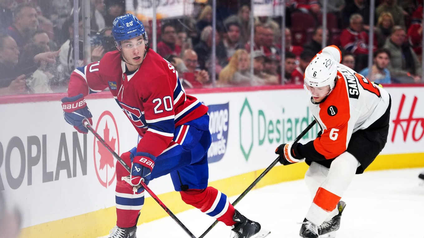 Útočník Montrealu Juraj Slafkovský (20) hrá s pukom a obranca Philadelphie Travis Sanheim (6).