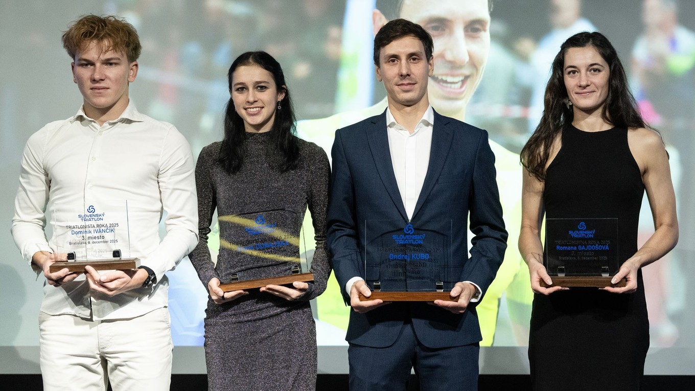 Na snímke najúspešnejší triatlonisti za rok 2025. Prvá Diana Dunjská (druhá zľava), prvý Ondrej Kubo (druhý sprava).