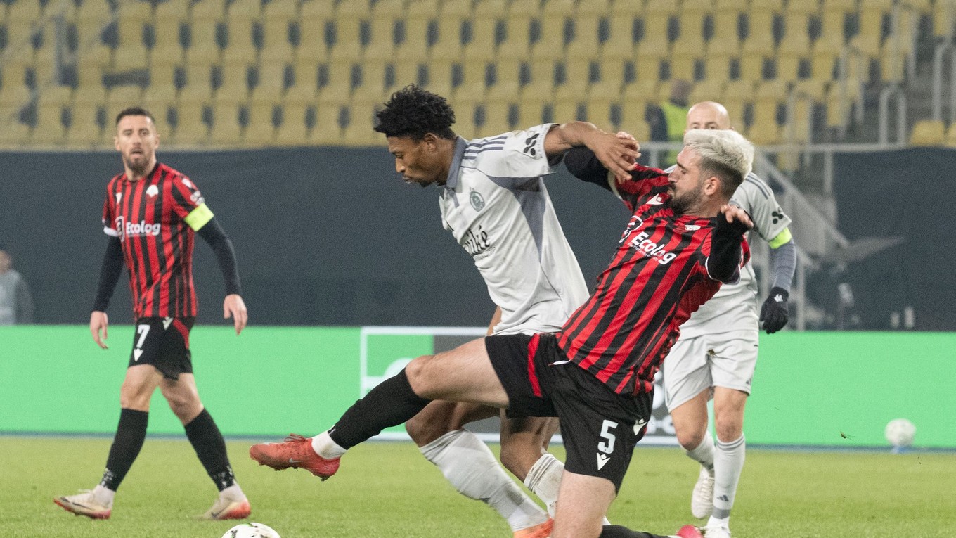 Na snímke vľavo Rahim Ibrahim (Slovan) a vpravo Reshat Ramadani (Škendija) počas stretnutia Škendija Tetovo - Slovan Bratislava.