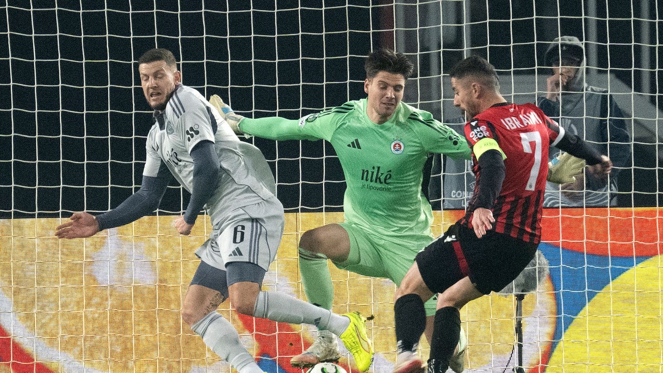 Na snímke sprava Klisman Cake (Škendija), Dominik Takáč a Kevin Wimmer (obaja Slovan) počas stretnutia Škendija Tetovo - Slovan Bratislava.