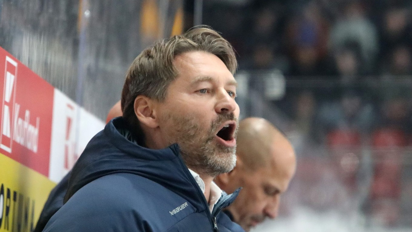 Na snímke hlavný tréner slovenskej hokejovej reprezentácie Vladimír Országh počas zápasu Vianočného Kaufland Cupu.