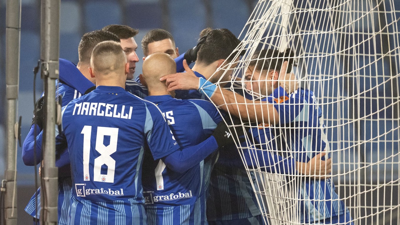 Futbalisti Slovana Bratislava oslavujú gól proti Žiline.