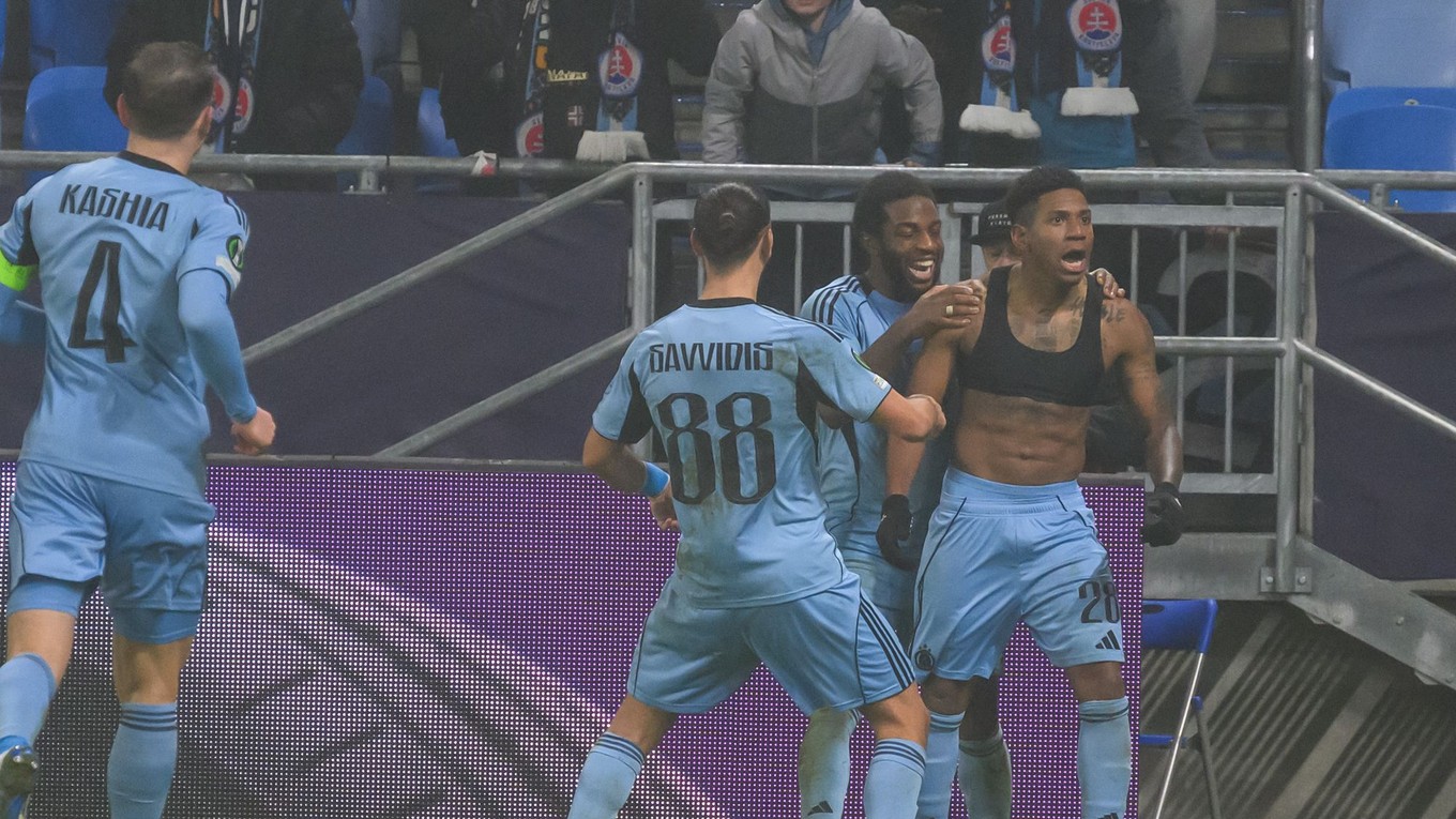 Na snímke vpravo Cesar Blackman (Slovan) sa teší z gólu so spoluhráčmi počas zápasu 6. kola ligovej fázy Konferenčnej ligy ŠK Slovan Bratislava - BK Häcken.