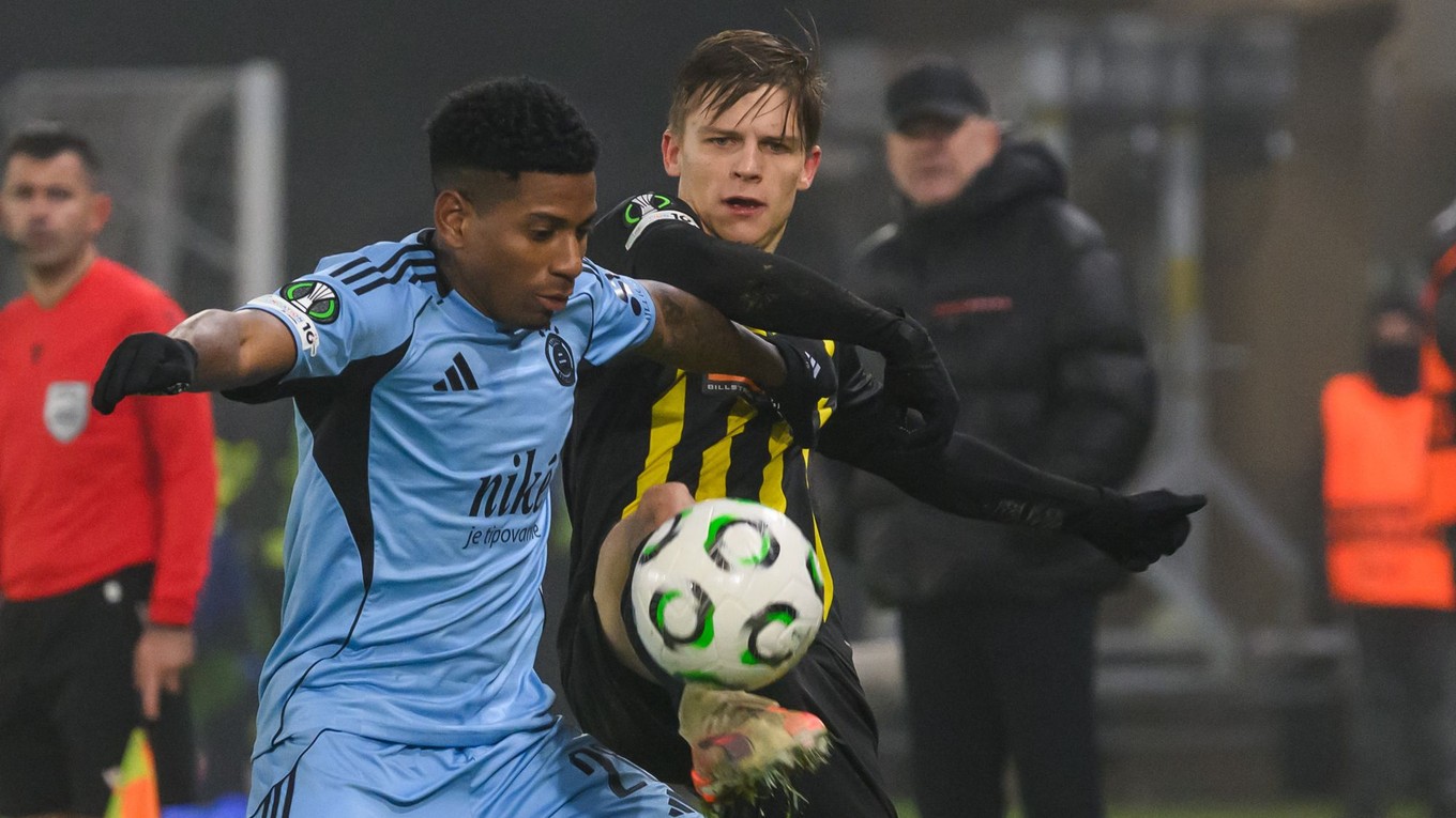 Na snímke zľava Cesar Blackman (Slovan) a Adrian Svanbäck (Häcken) počas zápasu Slovan Bratislava - Häcken.