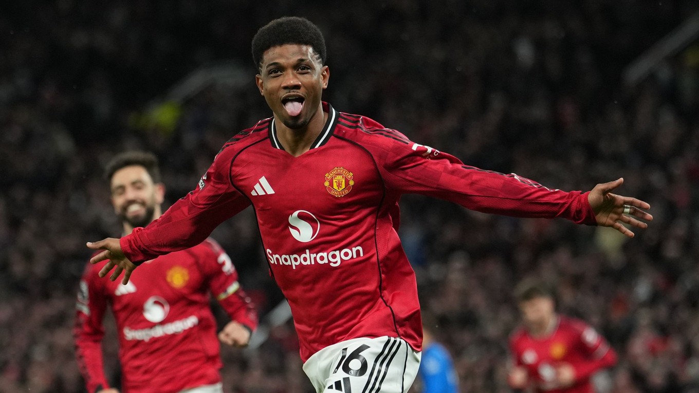 Amad Diallo z Manchesteru United oslavuje po tom, ako skóroval počas zápasu Premier League medzi Manchesterom United a Bournemouthom.