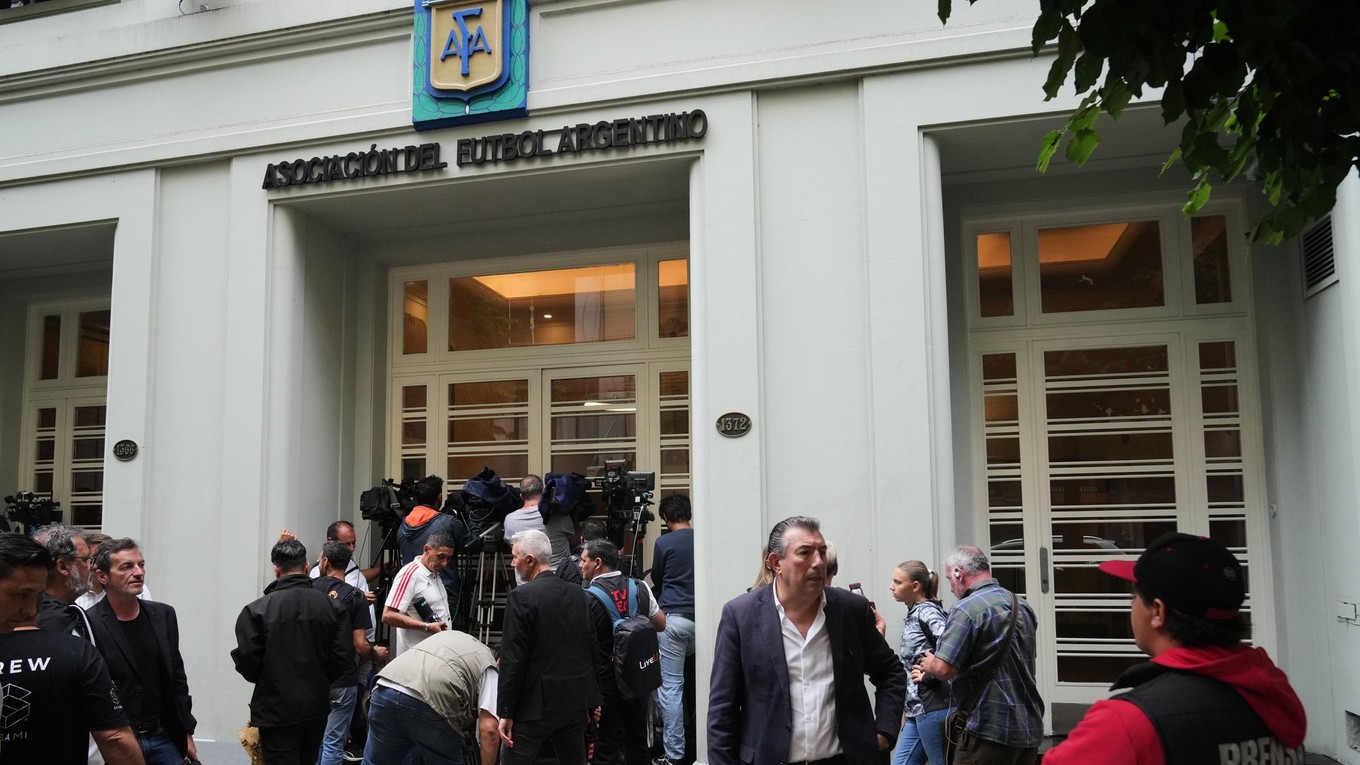 Novinári sa zhromažďujú pred sídlom Argentínskej futbalovej asociácie (AFA), ktoré je prehľadávané v rámci súdneho vyšetrovania.