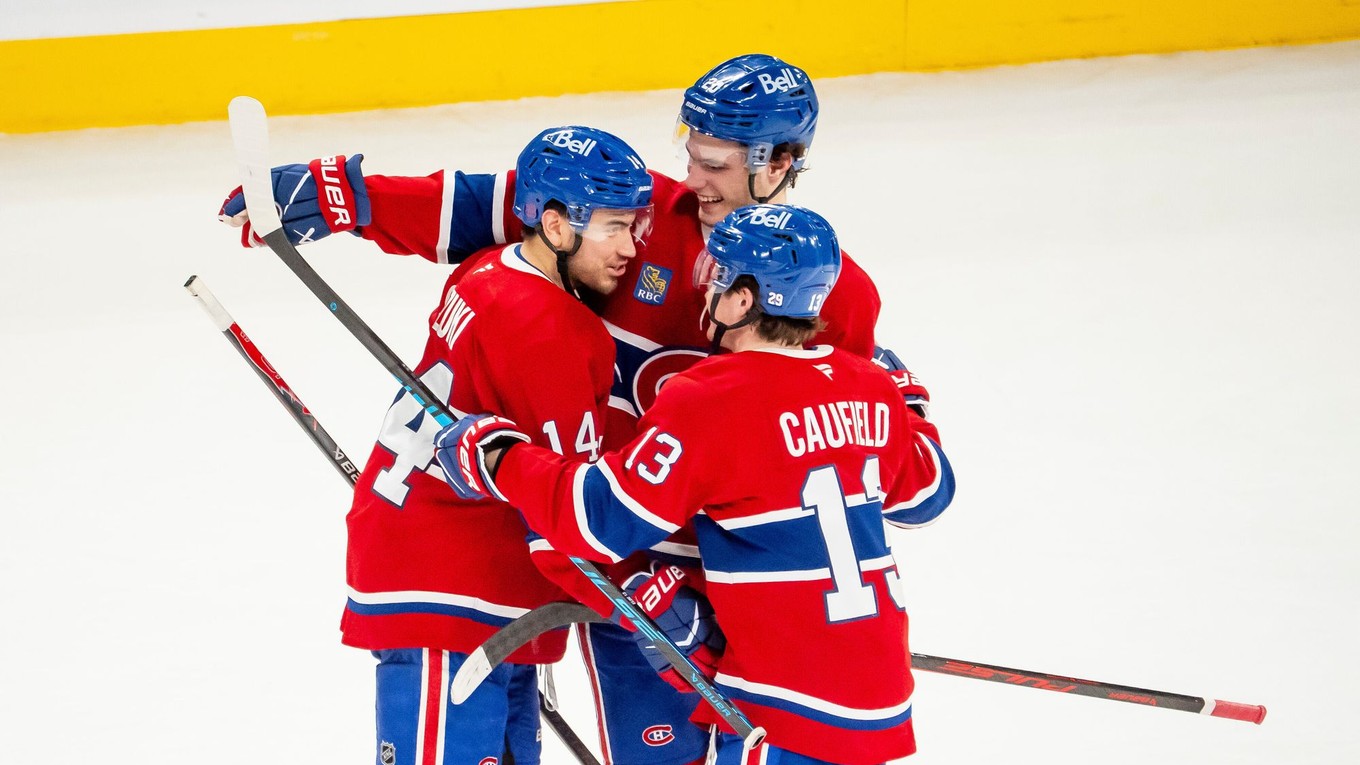 Nick Suzuki (14) z Montrealu Canadiens oslavuje so spoluhráčmi Jurajom Slafkovským (20) a Coleom Caufieldom (13).