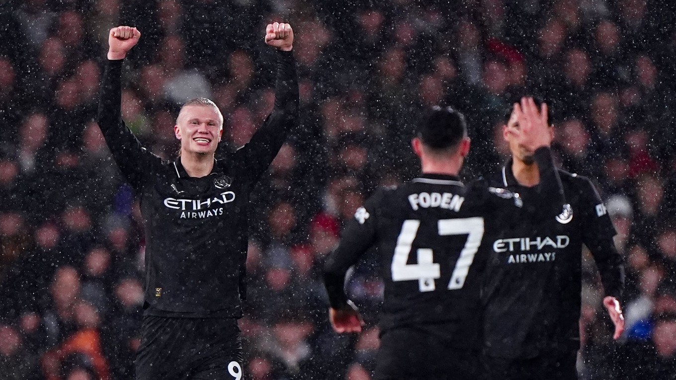 Erling Haaland oslavuje gól so spoluhráčmi