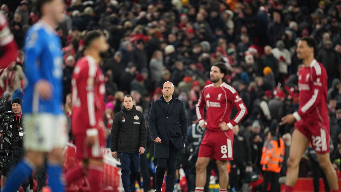 Tréner Liverpoolu Arne Slot a jeho hráči po zápase so Sunderlandom.