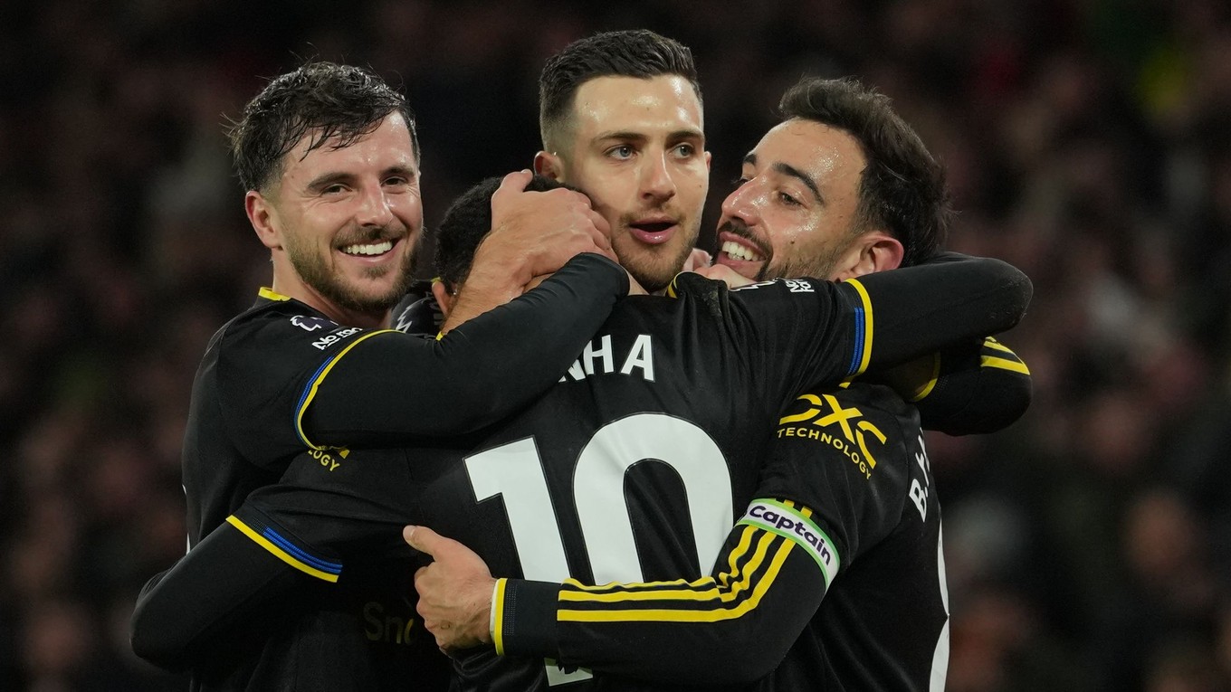 Hráči tímu Manchester United sa radujú z gólu v zápase 15. kola anglickej Premier League Wolverhampton Wanderers - Manchester United.